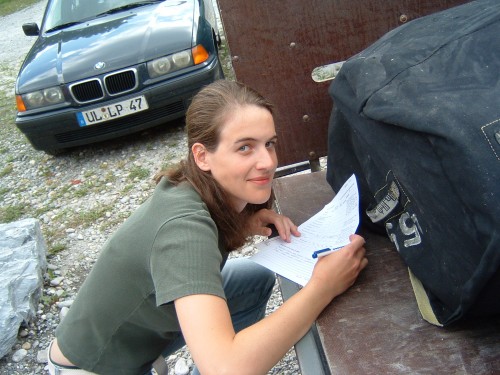 Savina beim schreiben der Kursauswertung